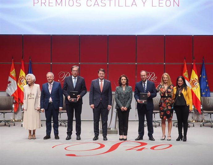 El presidente de la Junta, Alfonso Fernández Mañueco, junto a los reconocidos con los Premio CyL 2023 en el acto de entrega en el Centro Cultural Miguel Delibes, en Valladolid.