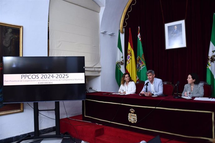 Sebastián Hidalgo en la reunión con ayuntamientos sobre el Plan de Obras y Servicios.