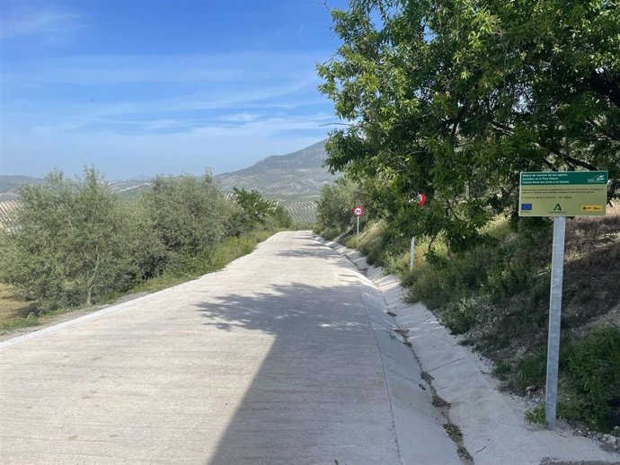El reformado camino rural de Lorite a La Celada que la Junta ha entregado al Ayuntamiento de Iznájar.