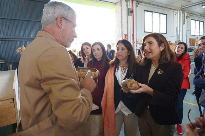 Archivo - La consejera de Empleo, Empresa y Trabajo Autónomo, Rocío Blanco (dcha.), en una visita a la Escuela de la Madera de Encinas Reales.