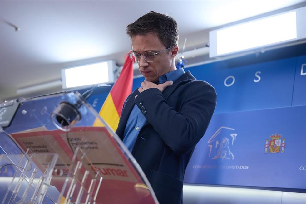 El líder de Más País, Iñigo Errejón, durante una rueda de prensa anterior a la reunión de la Junta de Portavoces, a 2 de abril de 2024, en Madrid (España).