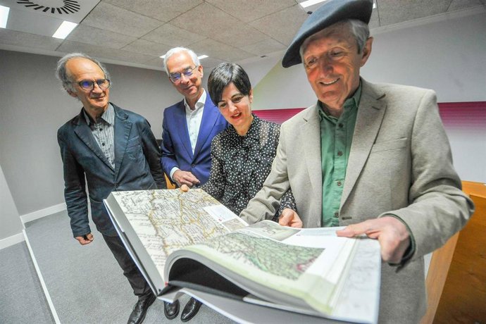 Joseba Aguirreazkuenaga, Ramón Oleaga, María Jesús Etxaniz y Jose Mari Esparza, en la presentación del primer atlas cartográfico vasco