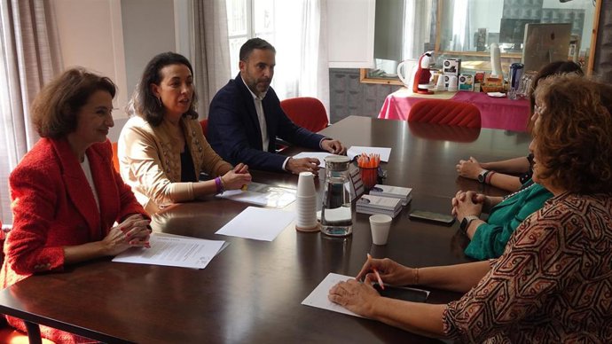 Reunión de la secretaria de Igualdad del PSOE-A, Mercedes Gámez, y el secretario general del PSOE de Málaga, Daniel Pérez, con la Asamblea de Mujeres Periodistas de Málaga.