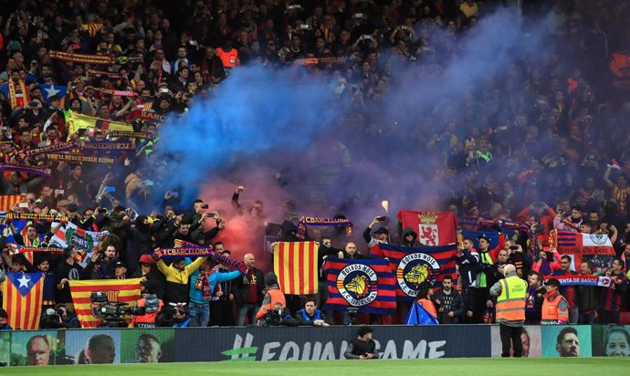 Archivo - 07 May 2019, England, Liverpool: Barcelona fans in action during the UEFA Champions League semi-final second leg soccer match between Liverpool and Barcelona at Anfield stadium. Photo: Peter Byrne/PA Wire/dpa