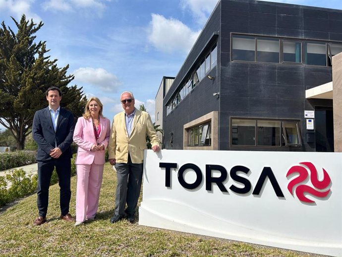 La consejera de Economía, Hacienda y Fondos Europeos, Carolina España, ha visitado este jueves las instalaciones de la empresa Torsa Global, ubicadas en el Parque Tecnológico de Andalucía, Málaga TechPark.