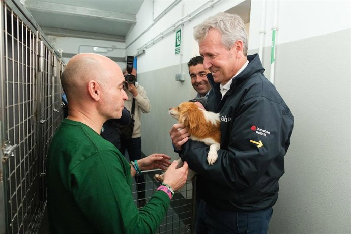 El presidente de la Xunta, Alfonso Rueda, visita un centro de protección de animales en Meis (Pontevedra)