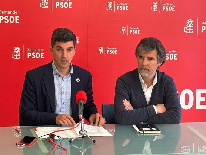 El portavoz del PSOE en el Ayuntamiento de Santander, Daniel Fernández (izda), y el concejal Javier González de Riancho