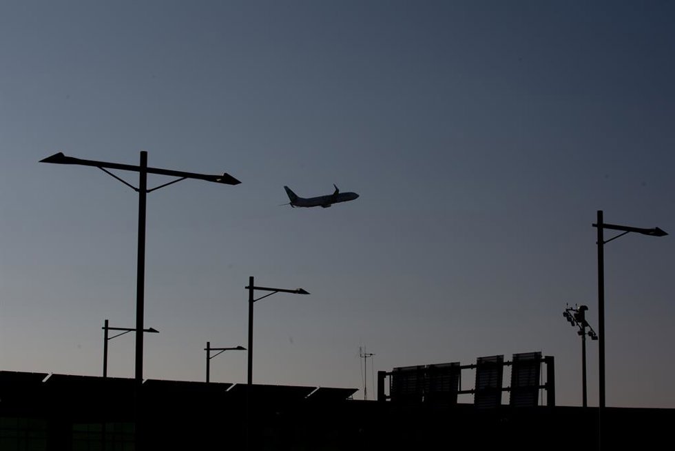 Archivo - Un avión sobrevuela el Aeropuerto de Barcelona-El Prat, a 19 de noviembre de 2021, en El Prat de Llobregat, Barcelona, Catalunya (España).   