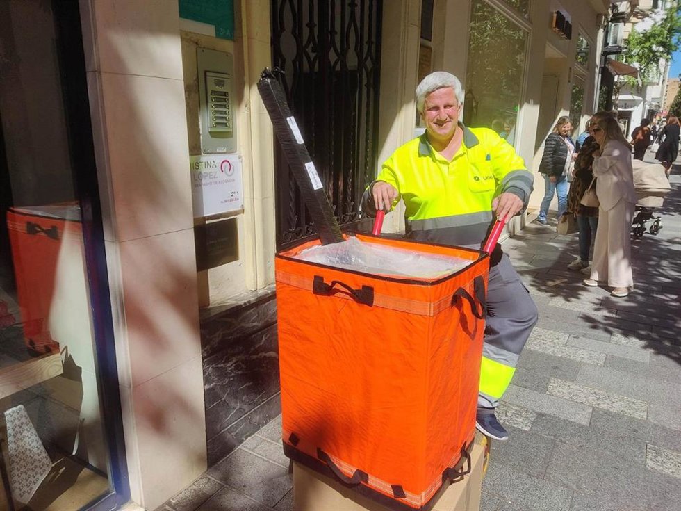 Un operario del proyecto piloto en Córdoba impulsado por Koiki y UNEI de entrega de pedidos de comercio electrónico 100% sostenible y con inclusón social.