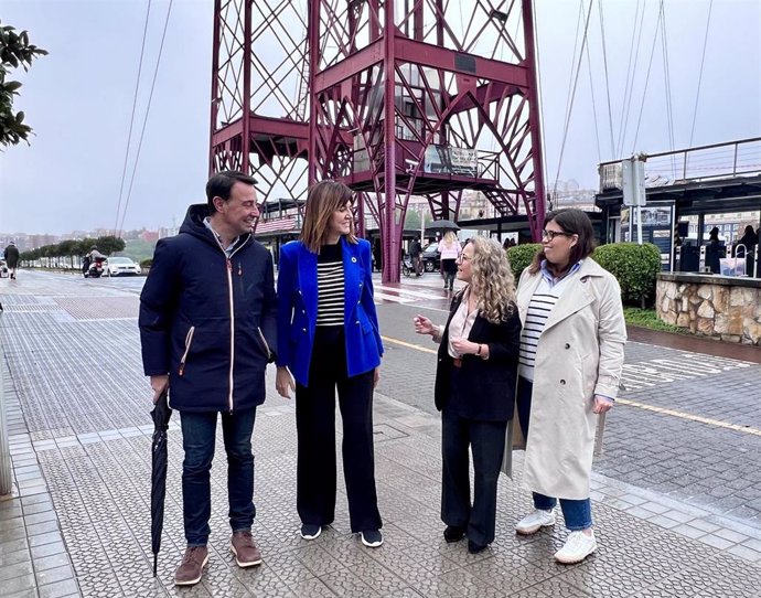 Mikel Torres, Idoia Mendia y Patricia Campelo en un acto político en Getxo (Bizkaia).