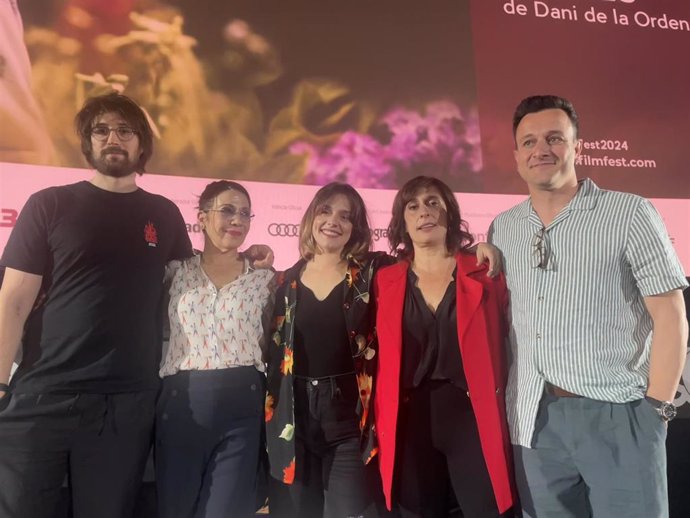 El director Dani de la Orden y el equipo artístico, en la presentación de 'Casa en flames' para inaugurar el BCN Film Fest