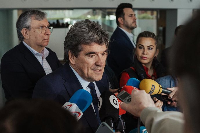 El ministre per a la Transformació Digital i de la Funció Pública, José Luis Escrivá, en declaracions a mitjans a Alacant.