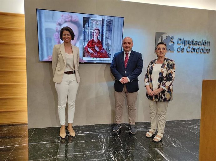 El delegado de Cultura de la Diputación, Gabriel Duque, y la alcaldesa de Aguilar de la Frontera, Carmen Flores (dcha.), en la presentación de 'Mayo en patios'.