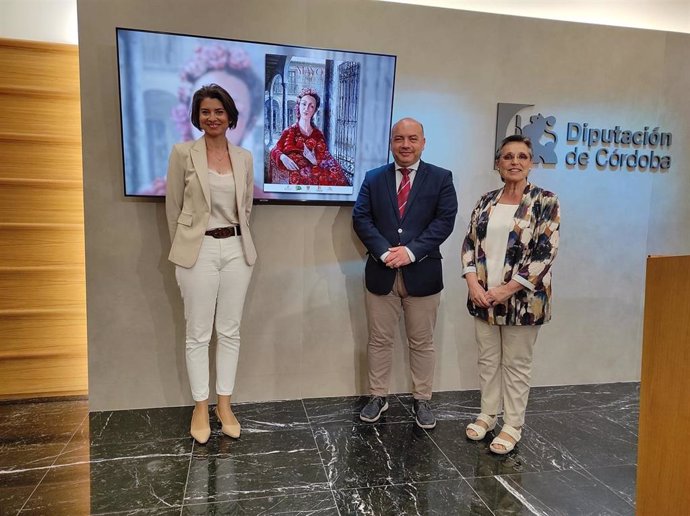 El delegado de Cultura de la Diputación, Gabriel Duque, y la alcaldesa de Aguilar de la Frontera, Carmen Flores (dcha.), en la presentación de 'Mayo en patios'.