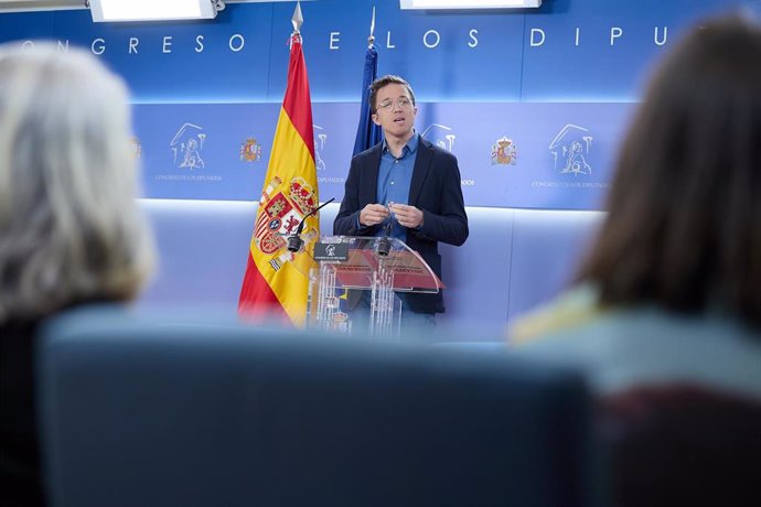 El portavoz de Sumar en el Congreso, Iñigo Errejón, durante una rueda de prensa anterior a la reunión de la Junta de Portavoces, a 2 de abril de 2024, en Madrid (España).