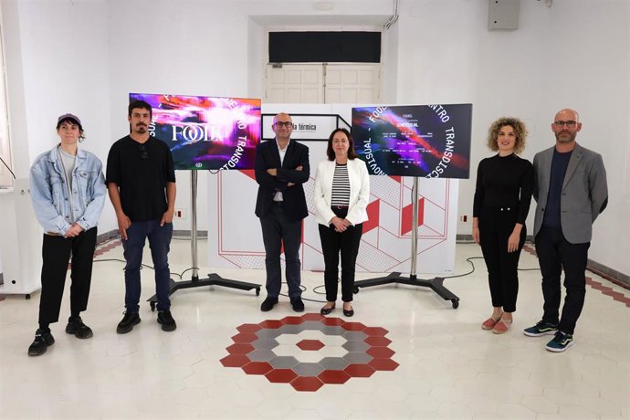 El vicepresidente de Cultura, Educación y Juventud, Manuel López, junto a la edil de Cultura de Málaga, Mariana Pineda, al director de La Térmica, Antonio Javier López, el artista visual Azael Ferrer de Transdiciplina y Gloria Sendra de Narita.