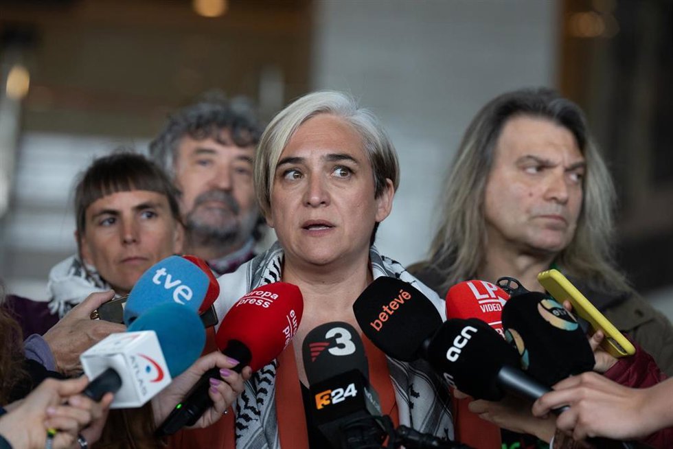 La exalcaldesa de Barcelona Ada Colau atiende a medios en el Aeropuerto del Prat, a 18 de abril de 2024, en El Prat, Barcelona, Catalunya (España). 