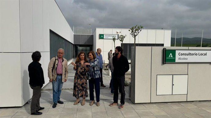 Botella (centro), durante su visita al nuevo consultorio de Alcolea.
