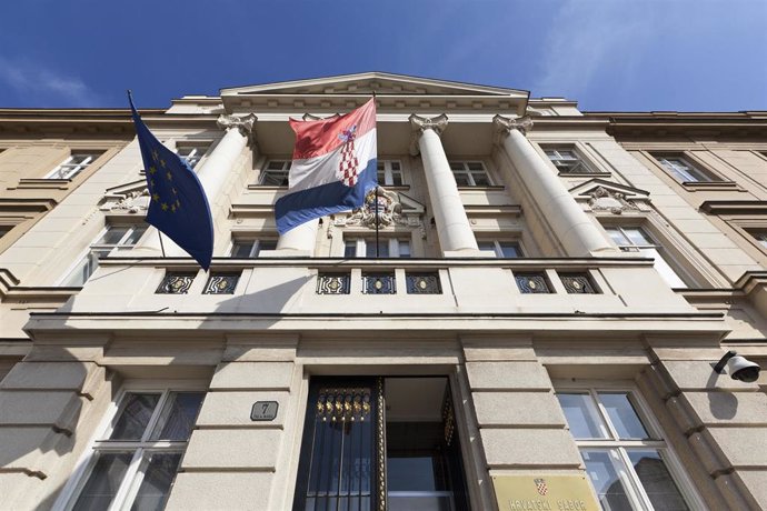 Archivo - Banderas de la Unión Europea y Croacia en el Sabor croata, el Parlamento unicameral del país balcánico