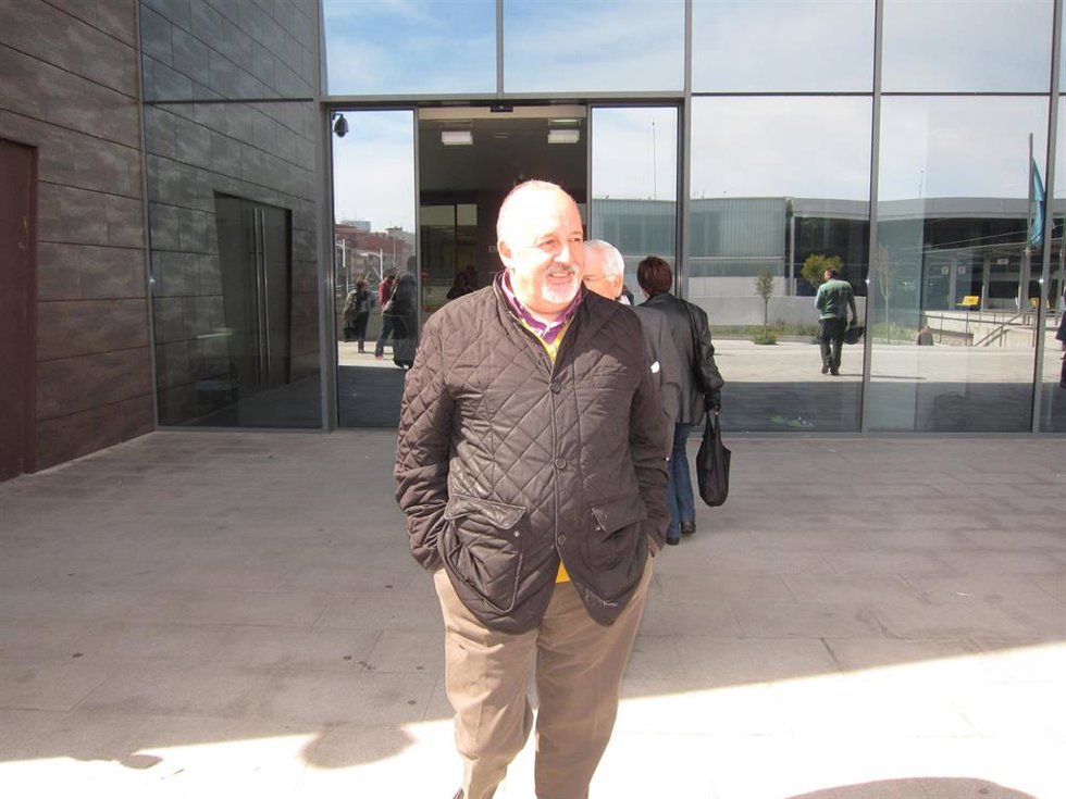 Archivo - El ex sacerdote Jesús María Menéndez, conocido como 'padre Chus', a la salida del juzgado en Gijón.