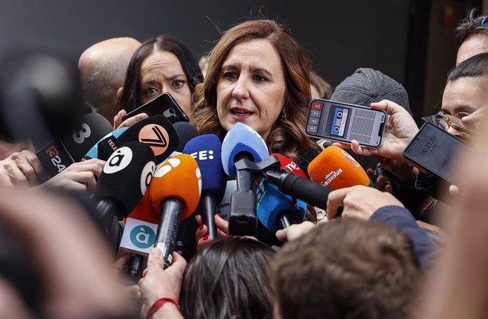 Archivo - Imagen de archivo de la alcaldesa de Valencia, María José Catalá, atendiendo a los medios de comunicación.  