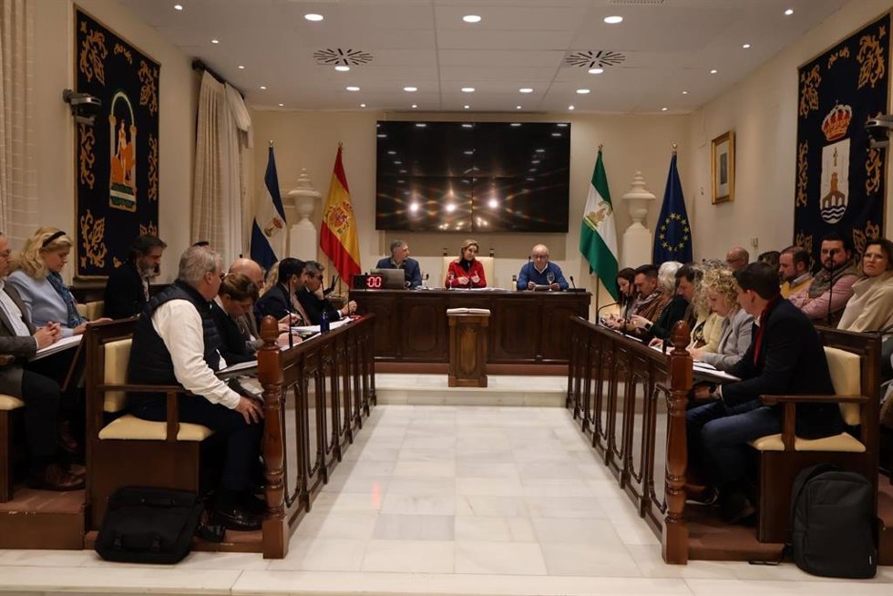 Archivo - Imagen de un pleno municipal de Alcalá de Guadaíra, en foto de archivo.