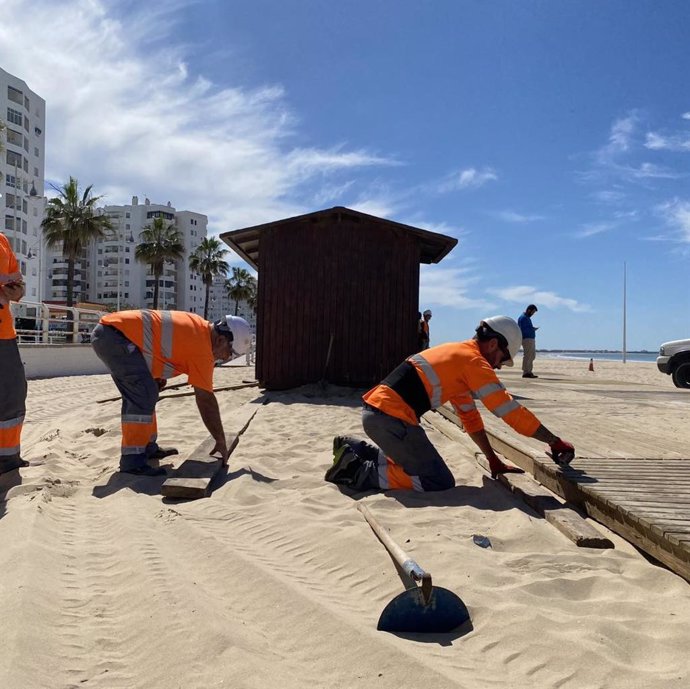 Operarios municipales trabajan para adecentar las playas de El Puerto de cara al verano.