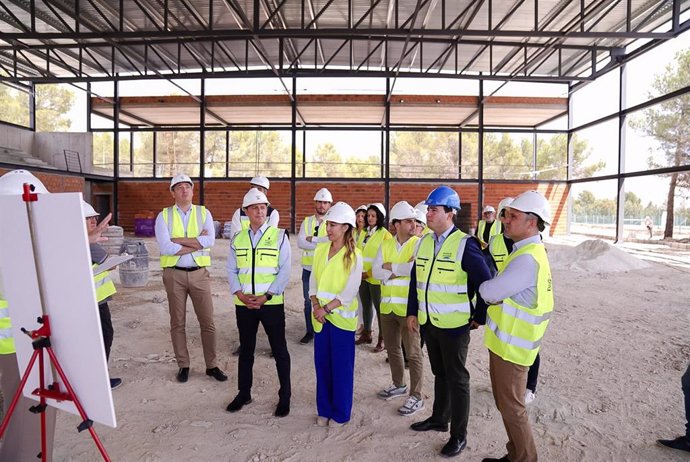 Javier Aureliano Garcia visita las obras del Pabellón Polideportivo de Vélez-Blanco (Almería)