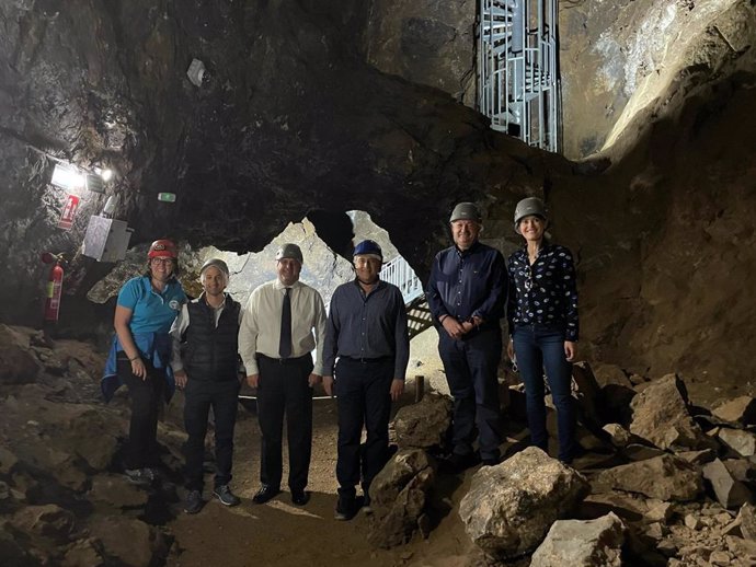 El consejero de Universidad, José Carlos Gómez Villamandos, visita la Geoda de Pulpí (Almería).