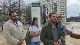 El secretario de Juventudes Socialistas de Huelva, Javier Huete, atendiendo a los medios frente a la Delegación de Fomento.