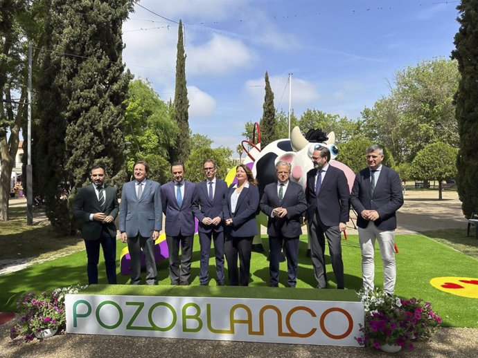 El presidente de la Diputación de Córdoba, Salvador Fuentes (tercero por la dcha.), entre otras autoridades, en la apertura de la XXX Feria Agroganadera y XX Agroalimentaria de Los Pedroches en Pozoblanco.