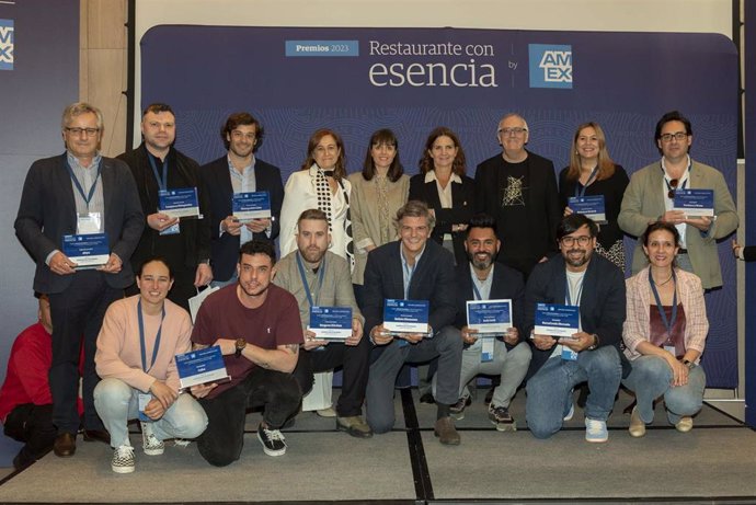 El equipo de American Express junto al jurado (compuesto por Samantha Vallejo-Nágera, Amaya García Ortiz de Jocano y Xabier Gutiérrez Márquez), ganadores y finalistas de los Premios Restaurante con Esencia Madrid.