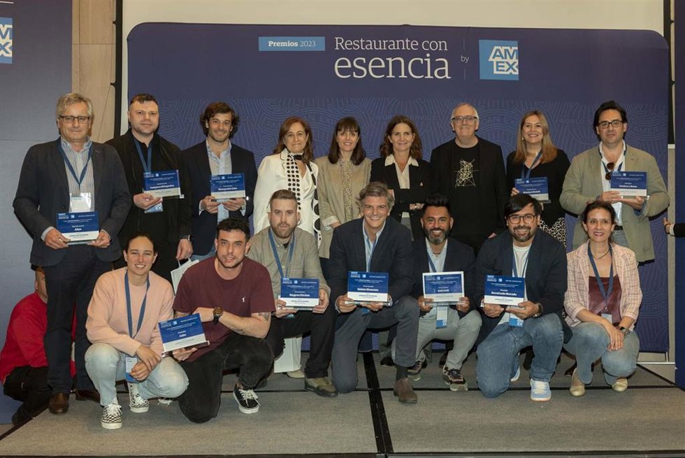 El equipo de American Express junto al jurado (compuesto por Samantha Vallejo-Nágera, Amaya García Ortiz de Jocano y Xabier Gutiérrez Márquez), ganadores y finalistas de los Premios Restaurante con Esencia Madrid.