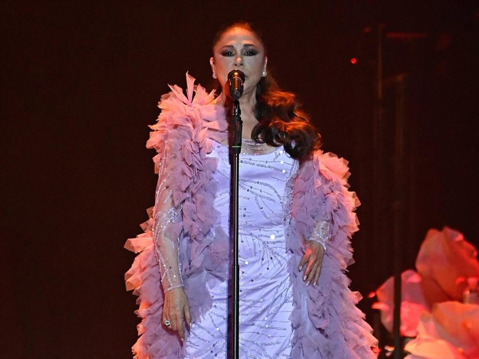 Isabel Pantoja sobre el escenario durante su concierto de su gira 50 aniversario en el WiZink Center, a 13 de abril de 2024