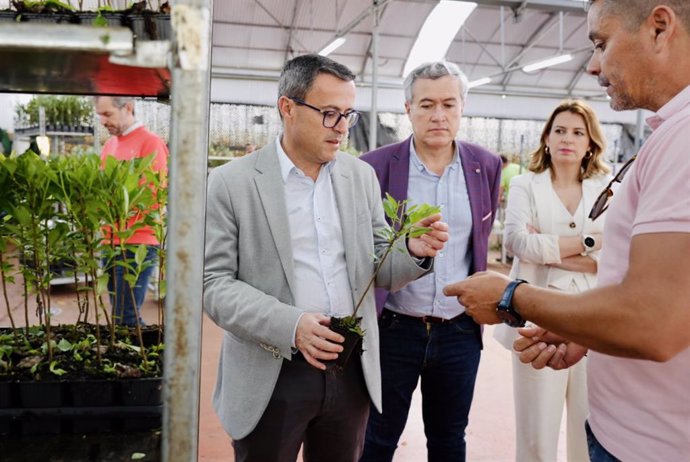 El presidente de la Diputación de Badajoz visita el ayuntamiento y dos empresas de Hernán Cortés.