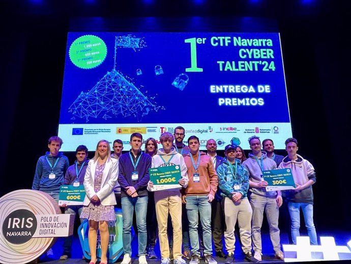 La consejera Fanlo con los equipos premiados en el primer desafío de Ciberseguridad de Navarra.