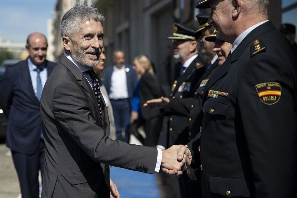Archivo - El ministro del Interior, Fernando Grande-Marlaska, saluda a mandos de la Policía Nacional