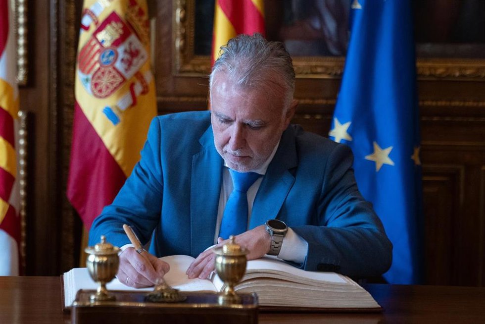 El ministro de Política Territorial y Memoria Democrática, Ángel Víctor Torres, durante su reunión con el alcalde de Barcelona este miércoles.