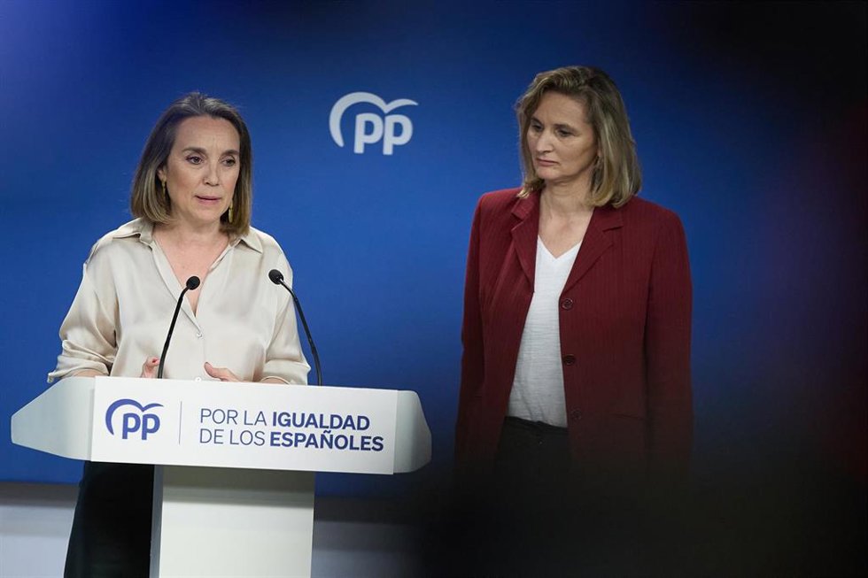 La secretaria general del PP, Cuca Gamarra (i), y la vicesecretaria de Desarrollo Sostenible del PP, Paloma Martín (d), durante una rueda de prensa, en la sede del Partido Popular, a 18 de abril de 2024, en Madrid (España). Durante la comparecencia, se 