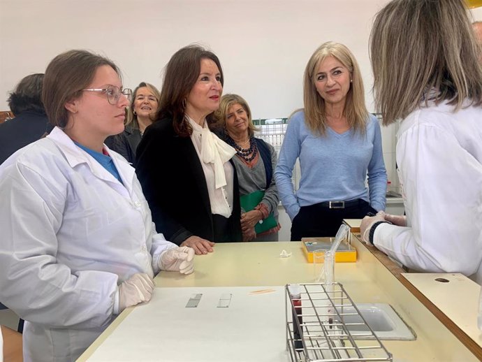 La consejera de Desarrollo Educativo y Formación Profesional, Patricia del Pozo, en una visita al IES Castillo de Matrera de Villamartín (Cádiz).