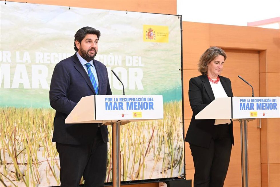 El presidente de la Región de Murcia, Fernando López Miras, y la vicepresidenta tercera y ministra para la Transición Ecológica y el Reto Demográfico (MITECO), Teresa Ribera, en una rueda de prensa en el Palacio de San Esteban