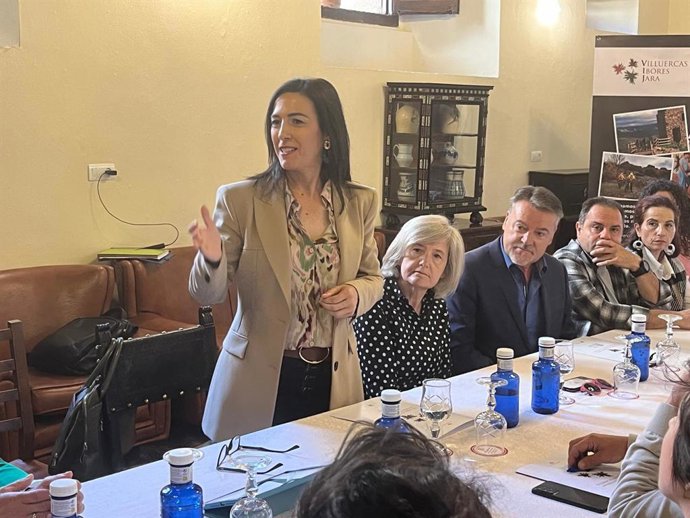La vicepresidenta Primera de la Diputación de Cáceres, Esther Gutiérrez, y la consejera de Turismo, Victoria Bazaga, en las jornadas empresariales del Geoparque Villuercas-Ibores-Jara