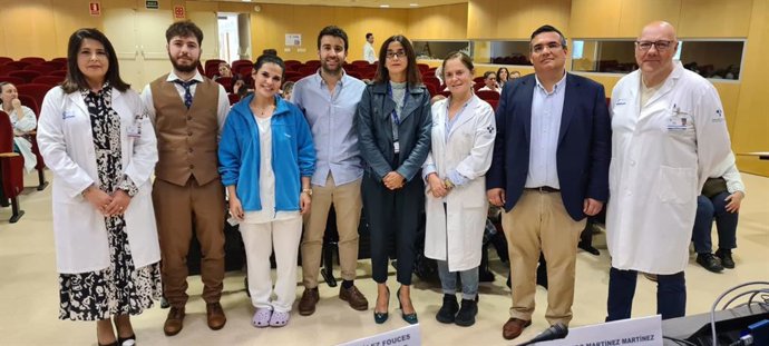 Foto de familia del acto de entrega del Premio Póster Científico Hospital de Cabueñes, en Gijón.