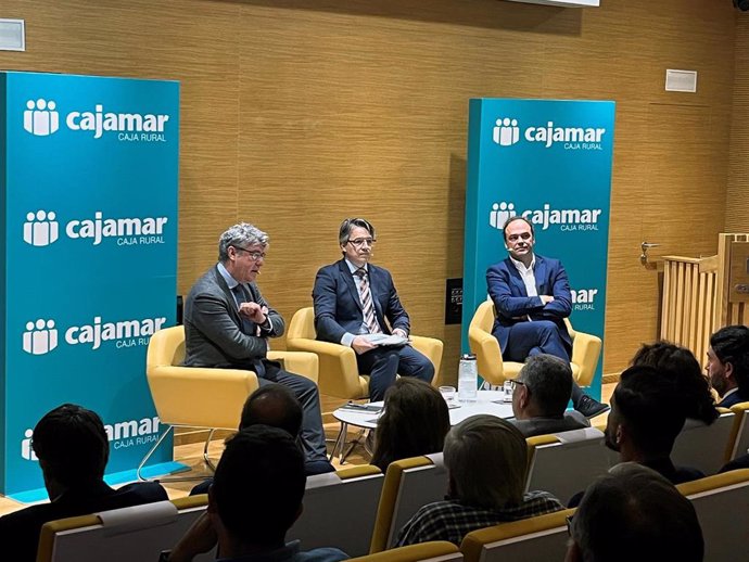 El exministro Álvaro Nadal y el economista José Carlos Díaz en los desayunos económicos de Cajamar, en Las Palmas de Gran Canaria