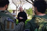 El ministro de Defensa de Israel visita una base aérea implicada en la interceptación del ataque de Irán