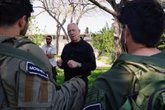 Foto: O.Próximo.- El ministro de Defensa de Israel visita una base aérea implicada en la interceptación del ataque de Irán