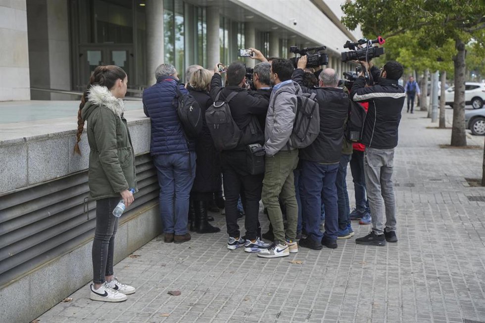 Archivo - La menor abusada en el 'caso Oltra' observa las declaraciones del abogado a la prensa, a su llegada a declarar por el caso Oltra en la Ciudad de la Justicia de Valencia, a 13 de diciembre de 2023, en Valencia, Comunidad Valenciana (España). 