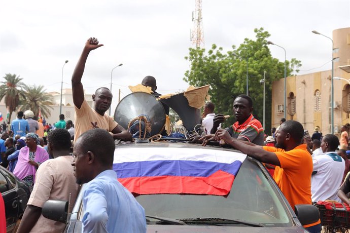 Archivo - 03 August 2023, Niger, Niamey: Protesters take part in a protest in support of the coup plotters in Niger's capital Niamey. During the demonstration, slogans against France were shouted and Russian flags were carried. Photo: Djibo Issifou/dpa