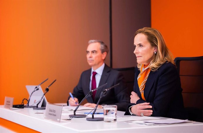 La consejera delegada de Bankinter, Gloria Ortiz, y el director financiero, Jacobo Díaz.