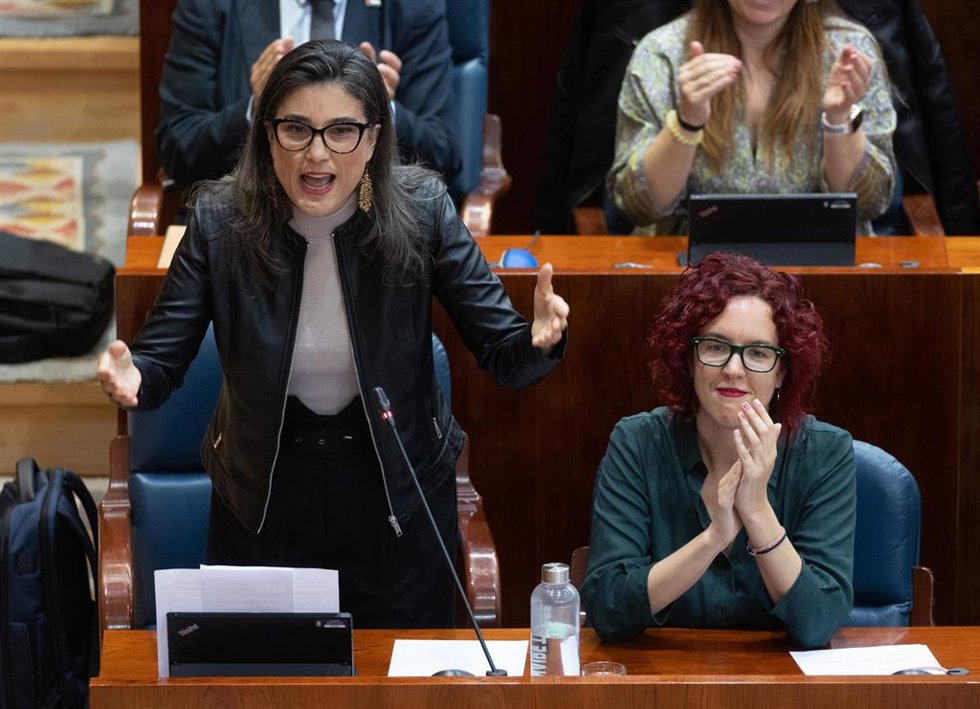 La portavoz de Más Madrid en la Asamblea, Manuela Bergerot (i), interviene durante el pleno en la Asamblea de Madrid.